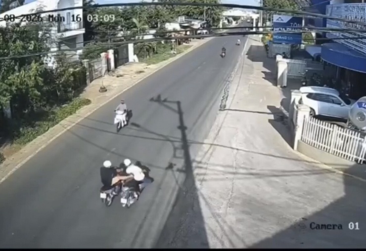 Đào Minh Thuận dùng chân đạp ngã ông Khanh khi đang điều khiển xe máy. (Ảnh cắt từ clip)&nbsp;&nbsp;