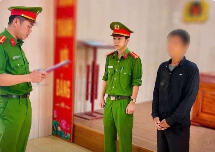 Cán bộ Cơ quan Cảnh sát điều tra Công an tỉnh Quảng Trị thì hành quyết định khởi tố với Hồ Văn V. (Ảnh: Công an Quảng Trị)