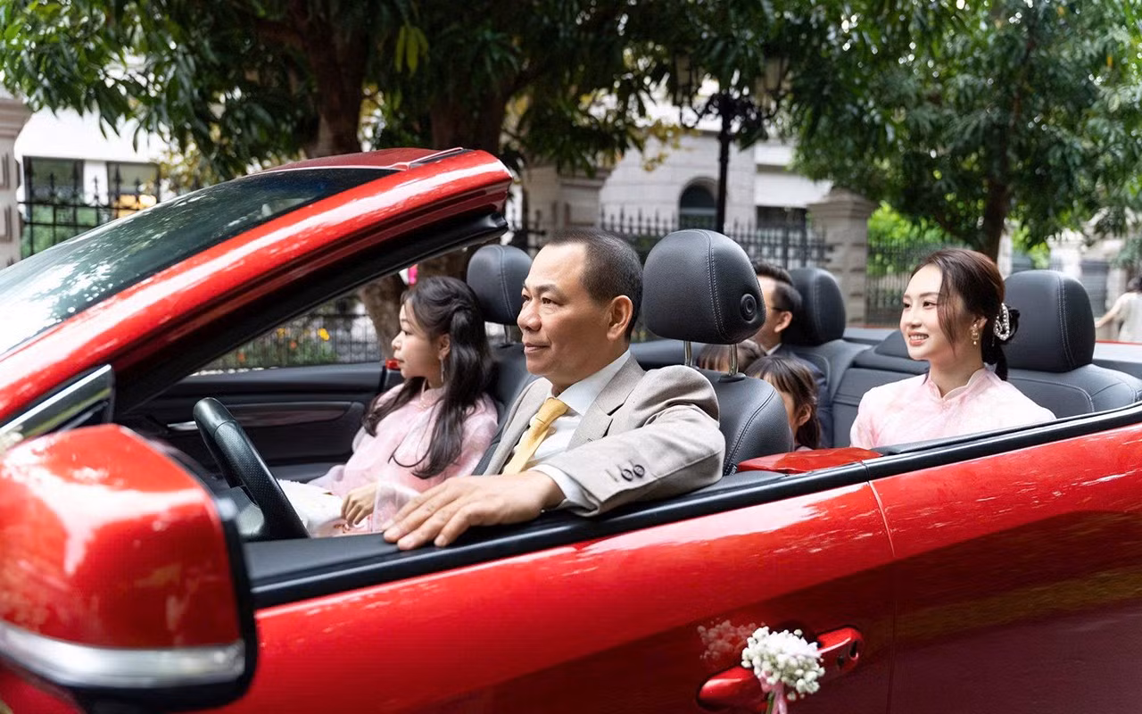 Con gái út ngồi cạnh tỷ phú Phạm Nhật Vượng trên ô tô trong một dịp gần đây. Ảnh: Internet.