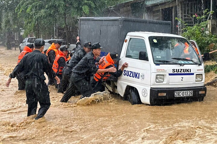 Lực lượng chức năng tiếp cận các điểm ngập nặng để hỗ trợ sơ tán người dân và hạn chế thiệt hại về tài sản. (Ảnh: Phạm Bằng)