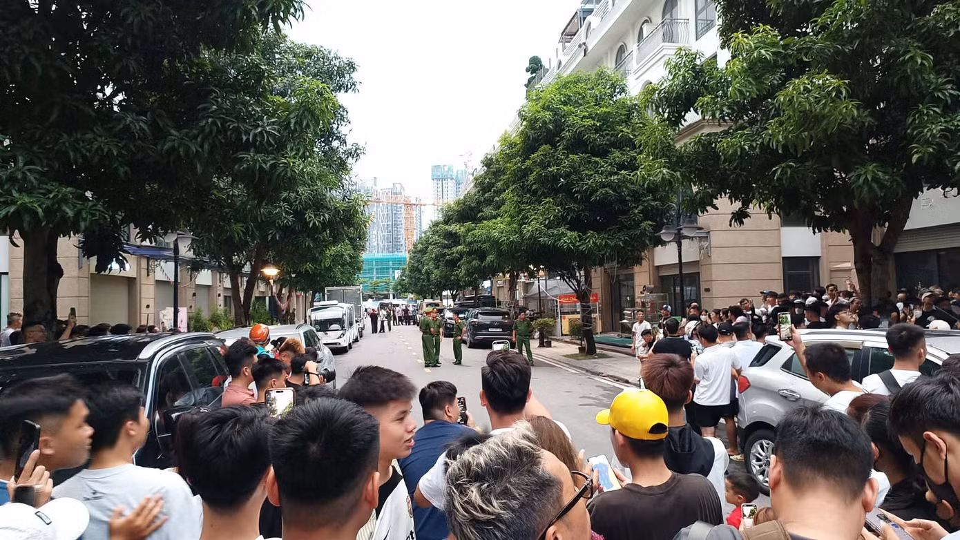 Lực lượng Cảnh sát khám xét nhà hôm 7/8. Ảnh: Thanh Hà