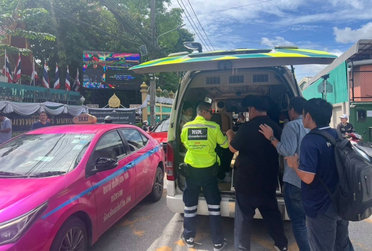 Lực lượng chức năng đưa các nạn nhân bị thương trong vụ xả súng ở Trường Trung học Debsirin Nonthaburi đi cấp cứu sáng 7/8. Ảnh: Đội Cứu hỏa và Cứu nạn Boonpiwa