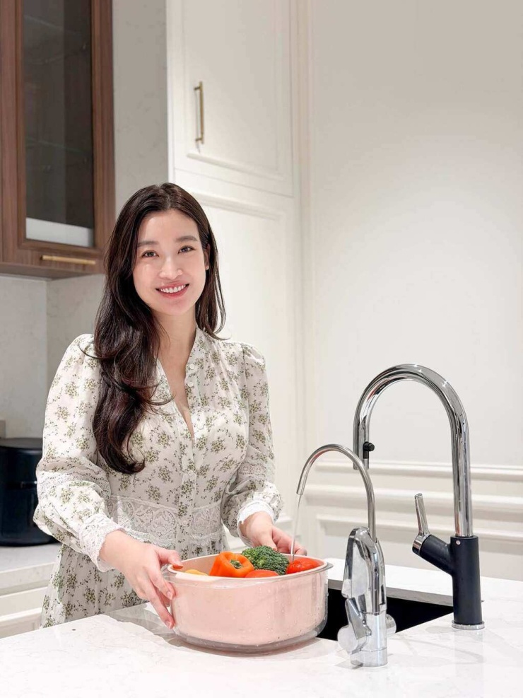 Vợ chồng Đỗ Mỹ Linh đã dành hơn một năm thiết kế, xây dựng tổ ấm. Trong giai đoạn hoàn thiện nhà, hoa hậu Việt Nam 2016 cũng tự tay chọn mua từng món nội thất.&nbsp;