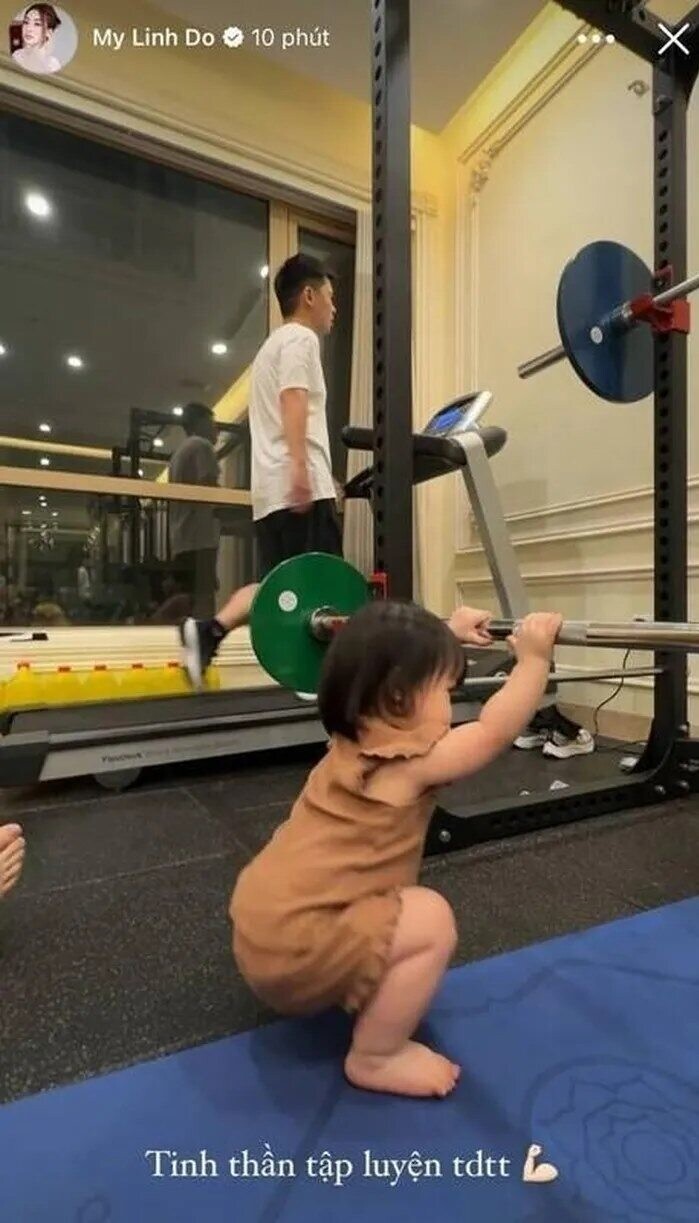 Biệt thự còn sở hữu khu vực giải trí và thể thao đầy đủ tiện nghi với phòng gym rộng rãi, trang bị máy móc hiện đại từ máy chạy bộ, máy tập đa năng cho đến các thiết bị hỗ trợ rèn luyện sức khỏe khác. Không gian sử dụng sàn chuyên dụng, gương lớn, phục vụ nhu cầu rèn luyện sức khỏe hàng ngày của các thành viên.