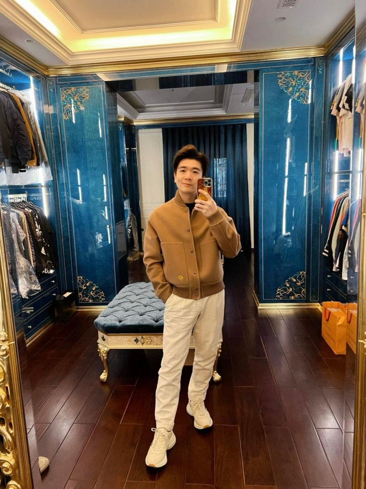 Các phòng ngủ đều tích hợp khu thay đồ thiết kế như showroom thu nhỏ, với hệ tủ âm tường phủ kính bố trí hai bên. Tông xanh kết hợp chi tiết viền vàng tạo điểm nhấn, đồng nhất với tổng thể kiến trúc. Không gian sử dụng ánh sáng vàng dịu và sàn gỗ tối màu, đảm bảo sự riêng tư và cảm giác sang trọng. Căn biệt thự đề cao tính tiện nghi và thẩm mỹ, với các không gian chức năng được tổ chức khoa học, phục vụ sinh hoạt của gia đình 3 thế hệ.