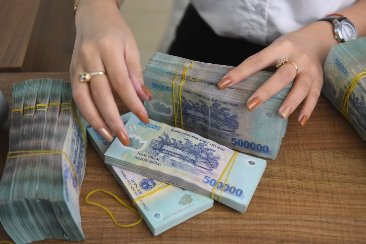 Giao dịch tiền mặt tại một ngân hàng. Ảnh: Giang Huy