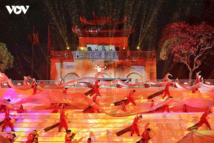 Tiết mục tái hiện hình ảnh những trận thủy chiến oanh liệt ghi dấu trong lịch sử dân tộc qua các triều đại.