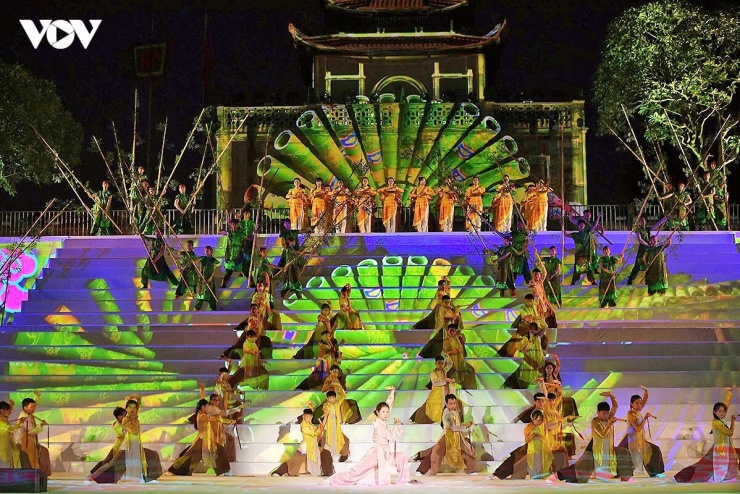 Trình diễn võ thuật bằng gậy tre, sáo, trình diễn võ thuật bằng quạt, trình diễn võ thuật bằng bút lông… được dàn dựng công phu, vừa tôn vinh tinh thần thượng võ, vừa giàu tính nghệ thuật.