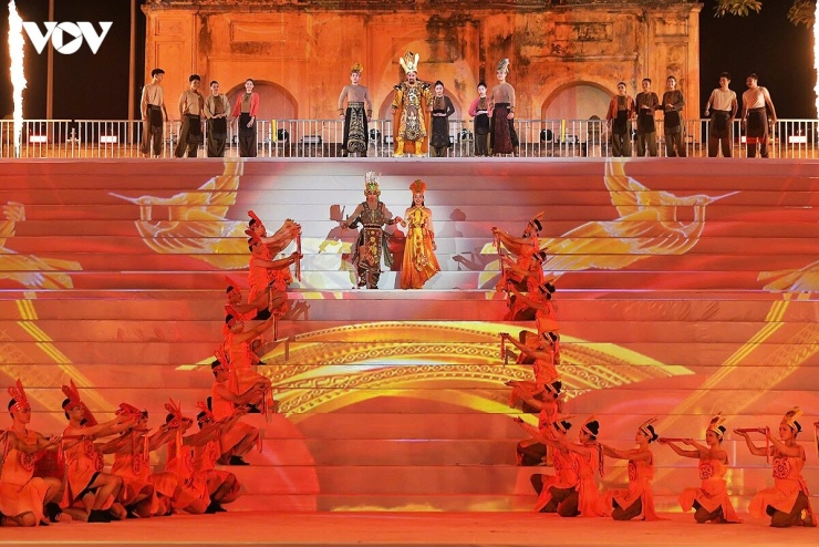 Không gian lễ khai mạc festival được đầu tư với sân khấu ngoài trời hiện đại, hệ thống âm thanh, ánh sáng và công nghệ trình diễn tiên tiến, tạo nên sự kết nối hài hòa giữa yếu tố truyền thống và hiện đại, mang đến trải nghiệm hấp dẫn cho người dân và du khách.