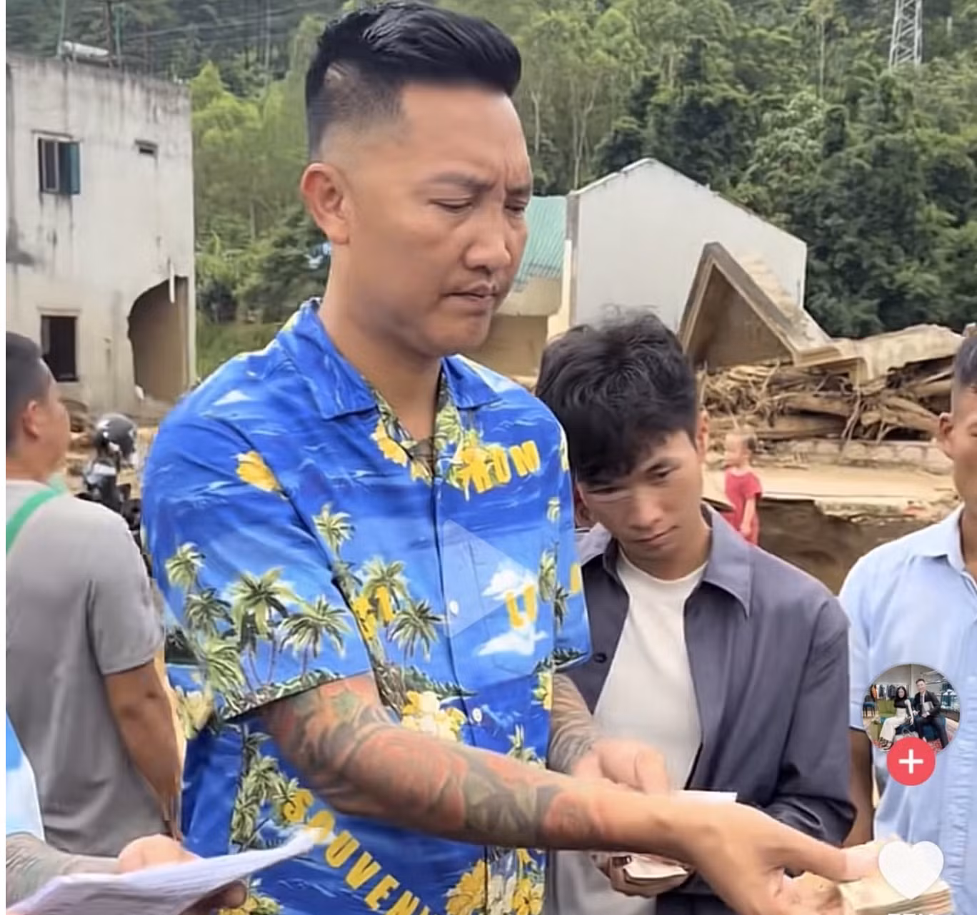 Nhiều clip đăng tải trên tài khoản mạng xã hội của "Huấn Hoa Hồng" liên quan tới hoạt động từ thiện gây chú ý. Ảnh: Chụp màn hình