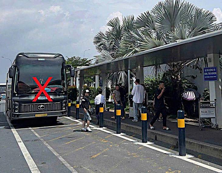 Sân bay Nội Bài vừa phân làn, nhiều trường hợp đã bị xử phạt vì lỗi này - 1