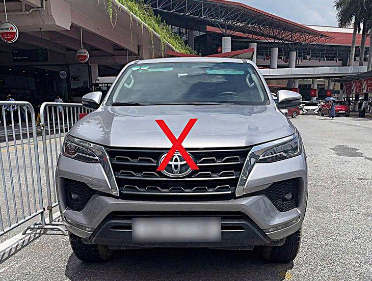 Sân bay Nội Bài vừa phân làn, lực lượng chức năng đã phát hiện, xử lý nhiều trường hợp vi phạm quy định về dừng, đỗ. (Ảnh Công an cửa khẩu Cảng hàng không quốc tế Nội Bài)