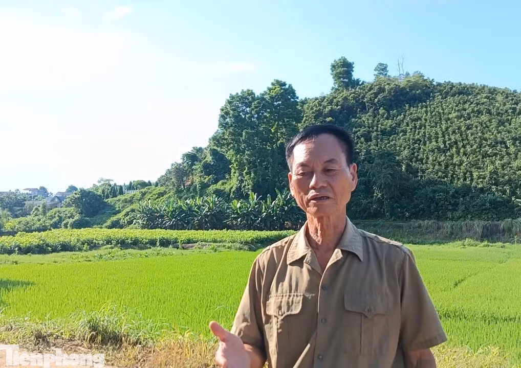 Ông Phạm Văn Thắng, bác họ của Huấn nói về con đường mà Huấn góp tiền xây dựng tại quê nhà.