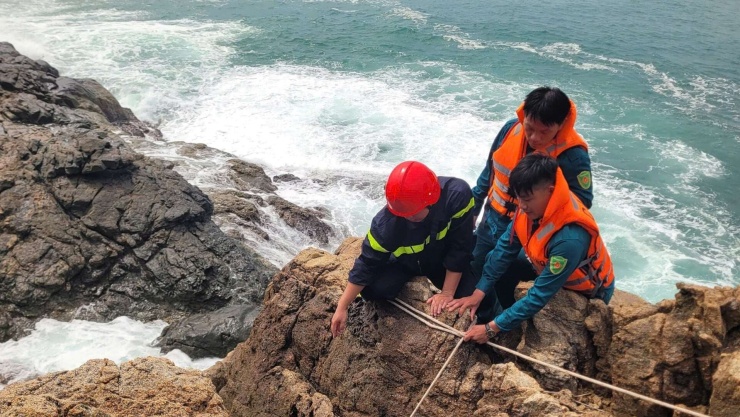 Lực lượng chức năng tiến hành công tác cứu hộ khi nghe thông tin. Ảnh: CACC