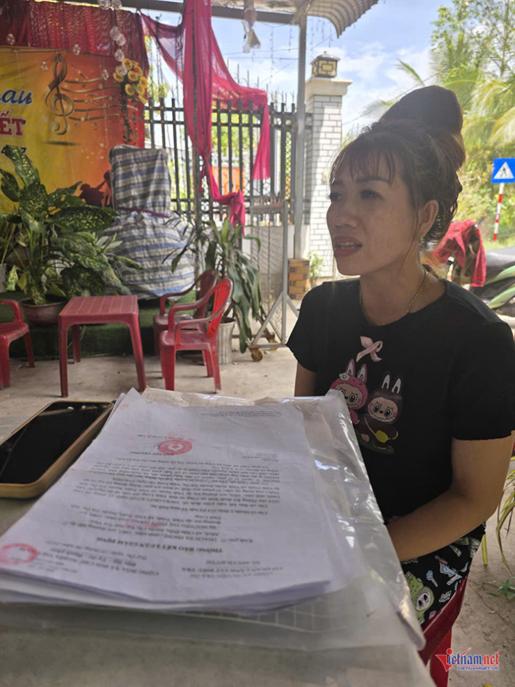  Chị   Hằng nhận được thông báo đã khởi tố bị can đối với tài xế xe tải trong vụ tai nạn giao thông. Ảnh: Đàm Đệ  