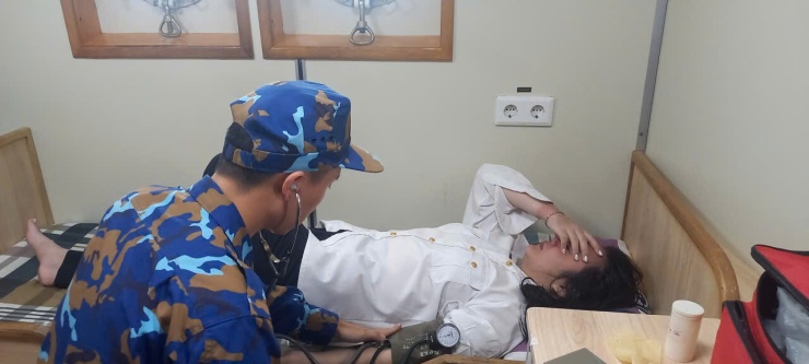 Trương Thị Phương được Quân y kiểm tra sức khỏe. Ảnh: Vùng 3 Hải quân