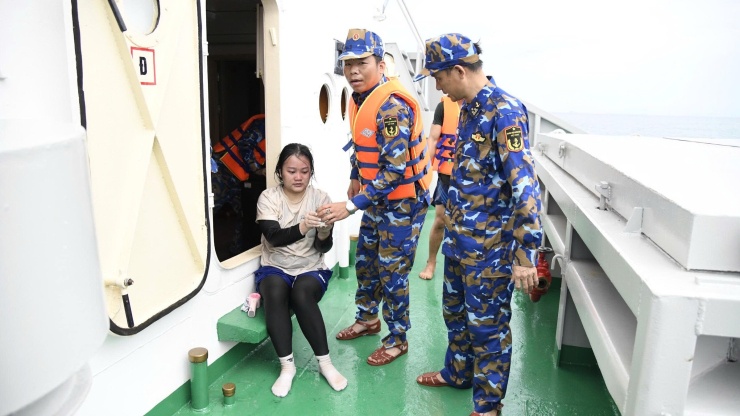 Trương Thị Phương sau khi được cứu lên tàu 629. Ảnh: Vùng 3 Hải quân