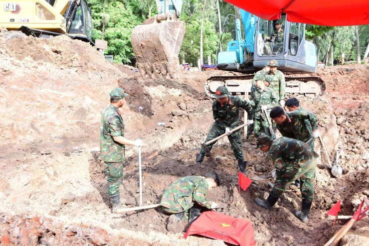 Huy động 3 máy cuốc đào đồi, phát hiện thêm 18 bộ hài cốt liệt sĩ ở công viên Lê Thị Riêng. Ảnh: BTL TP