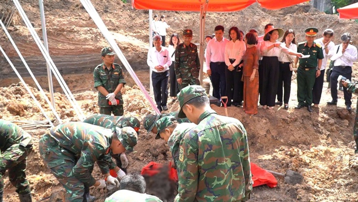Đoàn công tác đã đến thăm, động viên và tặng quà các lực lượng quy tập hài cốt liệt sĩ ở công viên Lê Thị Riêng. Ảnh: BTL TP