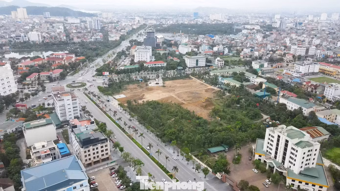 Trước đó, Trung tâm Phát triển quỹ đất tỉnh Nghệ An (Sở Nông nghiệp và Môi trường Nghệ An) đã phát đi thông báo lựa chọn tổ chức đấu giá quyền sử dụng đất đối với khu “đất vàng” nói trên để thực hiện Dự án Tổ hợp nhà ở, thương mại và dịch vụ. Giá khởi điểm đấu giá của khu đất được xác định là hơn 824 tỷ đồng.