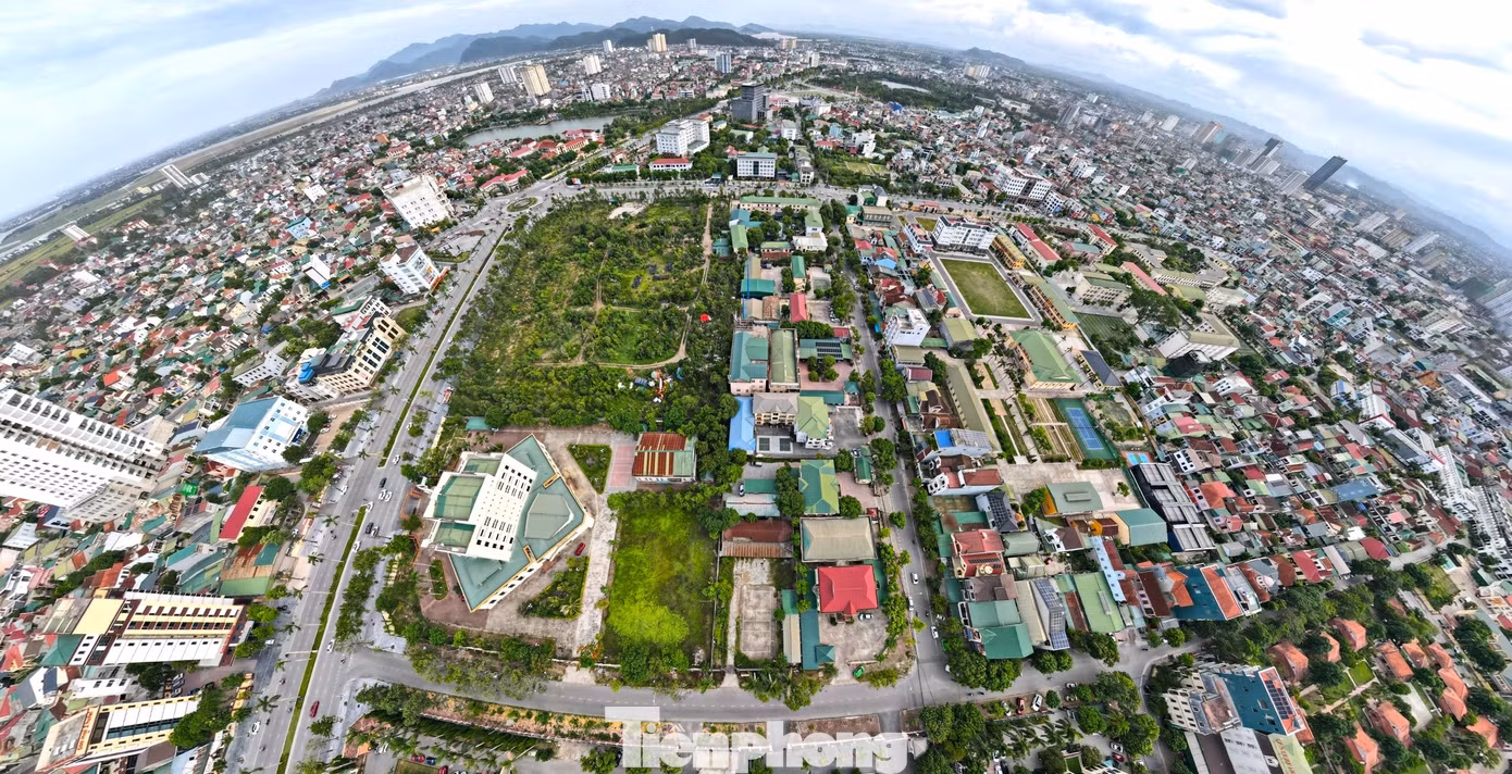 Khu đất HH-01 rộng 3,7ha nằm ở vị trí 2 mặt tiền đường Lê Hồng Phong và Đại lộ Lê Nin. Nơi đây từng được quy hoạch xây dựng Trung tâm hành chính tập trung của tỉnh vào năm 2005. Tuy nhiên, đến năm 2015, Chính phủ yêu cầu tạm dừng đầu tư xây dựng các khu hành chính tập trung tại địa phương để rà soát, đánh giá hiệu quả đầu tư. Kể từ đó, dự án không được triển khai, khu đất rơi vào tình trạng bỏ hoang.