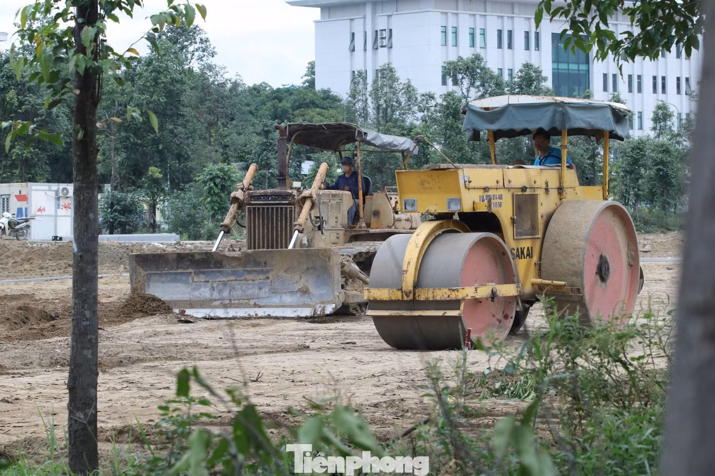 Những ngày qua, đơn vị chức năng huy động nhiều máy móc, nhân công tiến hành dọn dẹp khu đất để chuẩn bị điều kiện cho việc đấu giá.