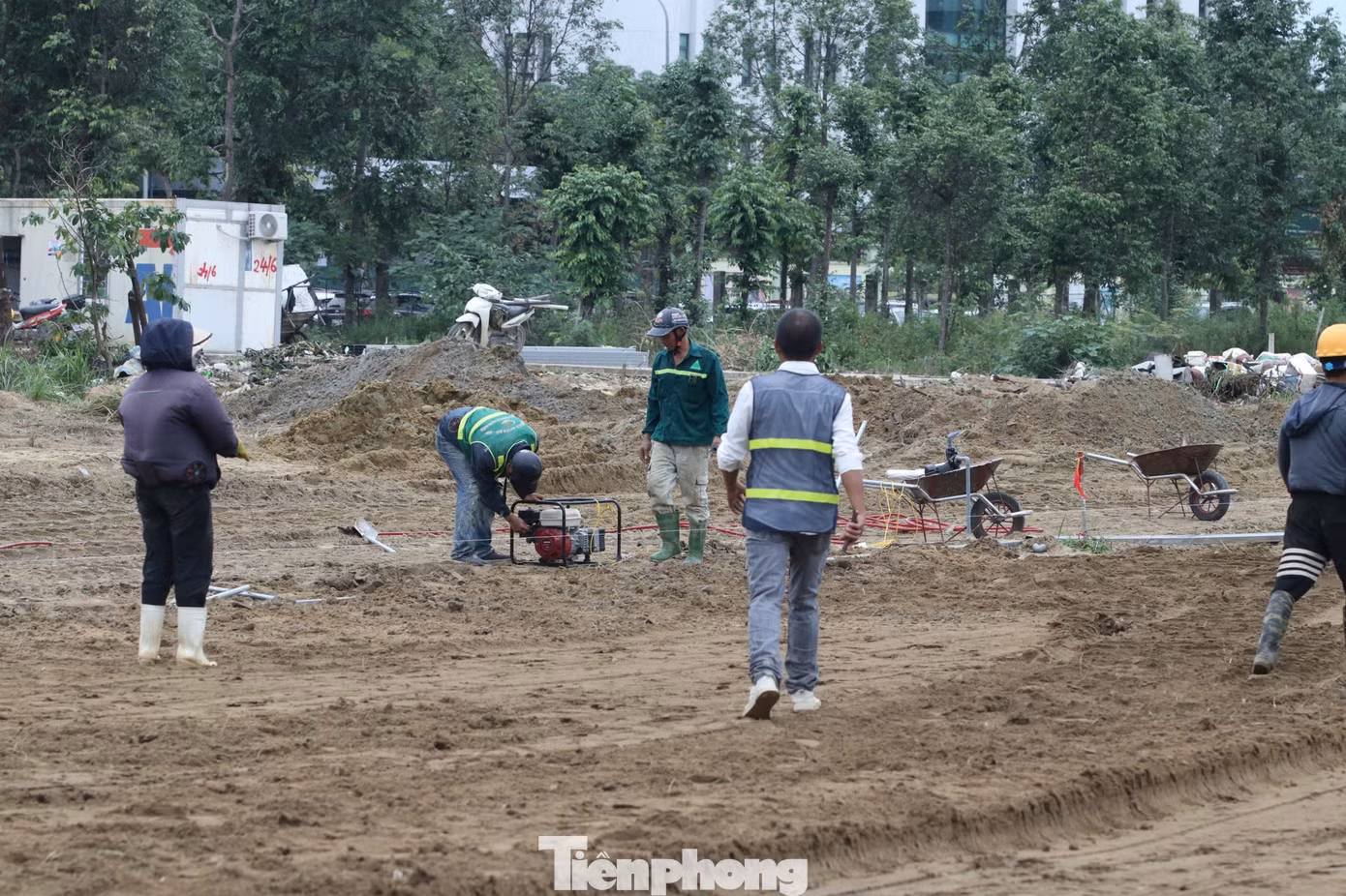 Các công nhân tất bật dọn dẹp, san gạt mặt bằng khu "đất vàng".