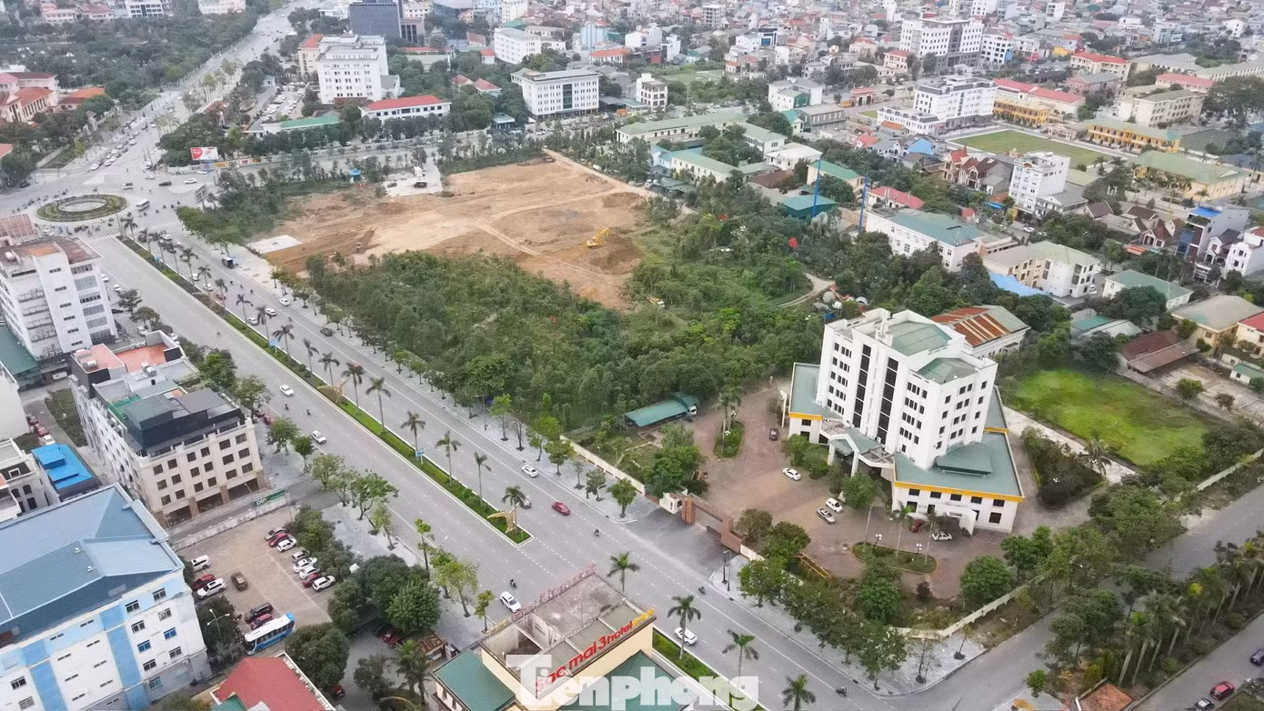 Vừa qua, tỉnh Nghệ An đã ban hành quyết định điều chỉnh cục bộ Quy hoạch khu đất bùng binh Hải quan nói trên. Điểm đáng chú ý là chức năng sử dụng đất được điều chỉnh từ đất cơ quan sang đất hỗn hợp, bao gồm thương mại dịch vụ , nhà ở cao tầng, trường học, cây xanh và các công trình hạ tầng xã hội.
