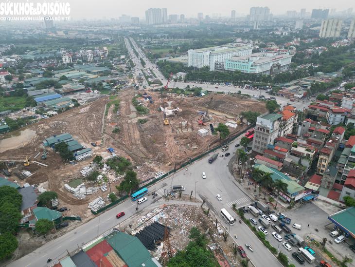 Song, hợp phần nút giao cuối tuyến (nút giao Phạm Tu - đường 70) có tổng mức đầu tư gần 786 tỉ đồng phải dừng thi công từ năm 2017 do vướng mắc trong công tác giải phóng mặt bằng.