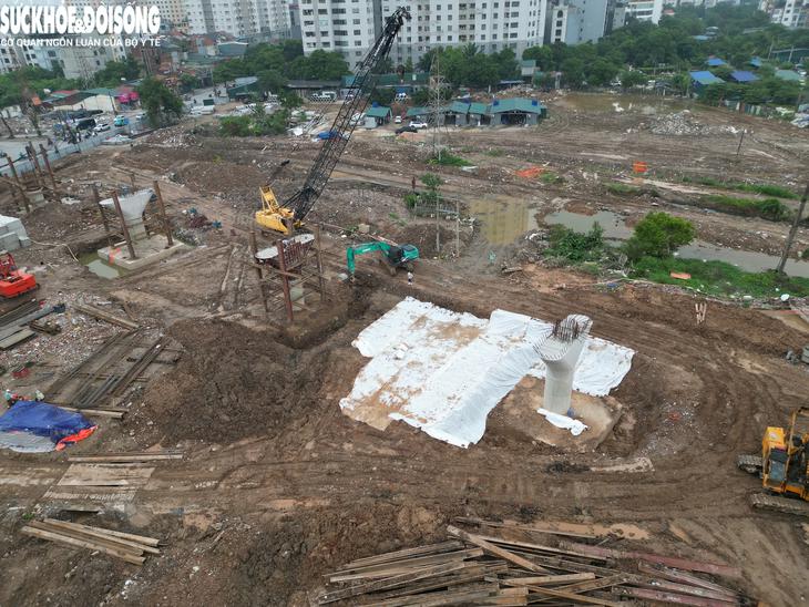 Đối với gói thầu xây dựng cầu vượt, đến nay một số trụ cầu đã lộ diện hình hài. Nhiều máy móc, công nhân được nhà thầu huy động để triển khai các hạng mục. 