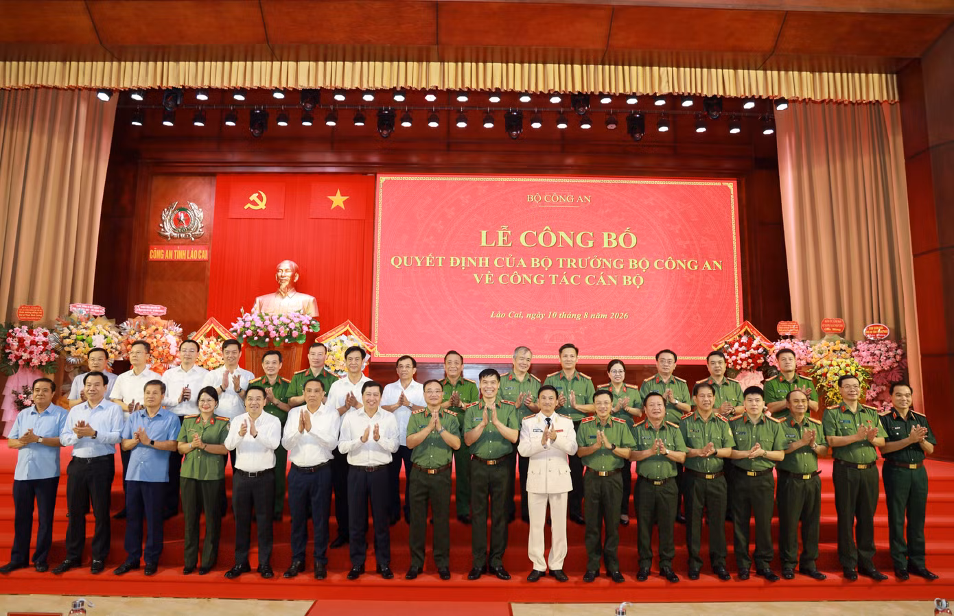 Các đại biểu tặng hoa chúc mừng Đại tá Trịnh Khắc Cường và Thiếu tướng Cao Minh Huyền.
