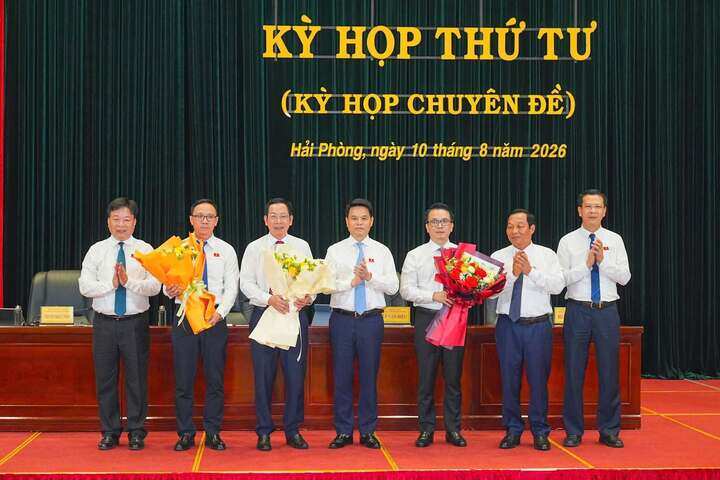 Lãnh đạo TP Hải Phòng tặng hoa chúc mừng các cán bộ nhận nhiệm vụ mới.