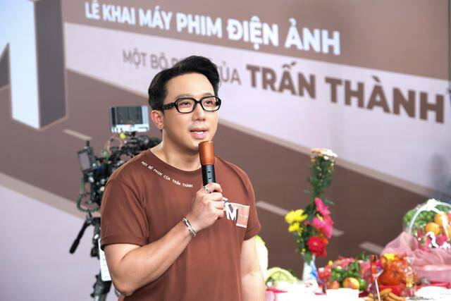 MC Trấn Thành trong buổi khai máy phim Tết.
