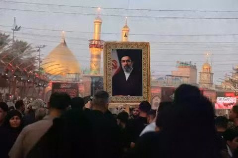 Người dân Iran cầm bức ảnh của Lãnh tụ Tối cao Iran Mojtaba Khamenei trong một cuộc hành hương ngày 4-8-2026