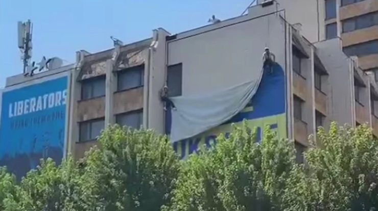 Hình ảnh lá cờ Ukraine bị gỡ bỏ ở Pristina. Ảnh: UP.
