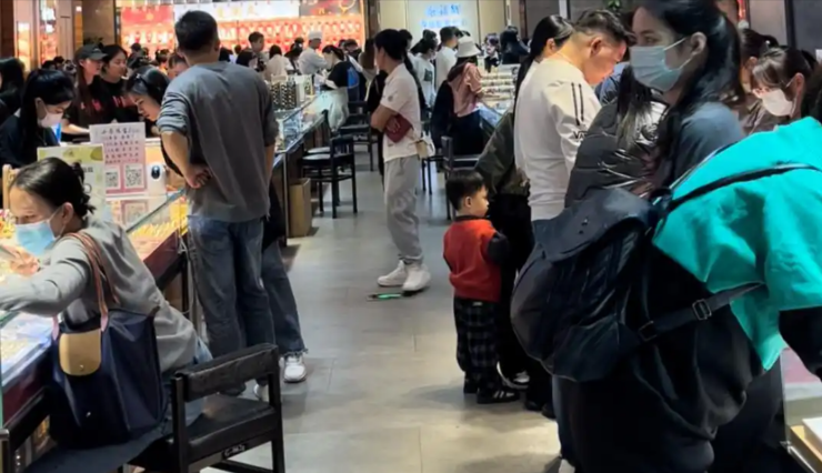 Đây là phương cách rửa tiền mới: sau khi lừa đảo, các đối tượng đập bỏ số hiệu để xóa dấu vết, khiến việc truy xuất nguồn gốc các thỏi vàng trở nên khó khăn. Ảnh: Baidu