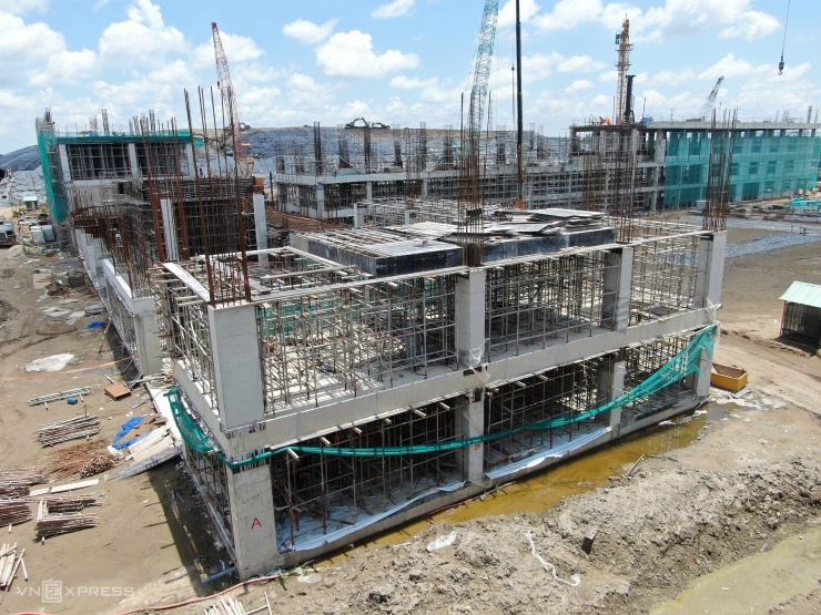 Một phần công trường thi công nhà máy đốt rác phát điện Vietstar, công suất xử lý 2.000 tấn/ngày khi hoàn thành giai đoạn một, tháng 8/2026. Ảnh: Giang Anh