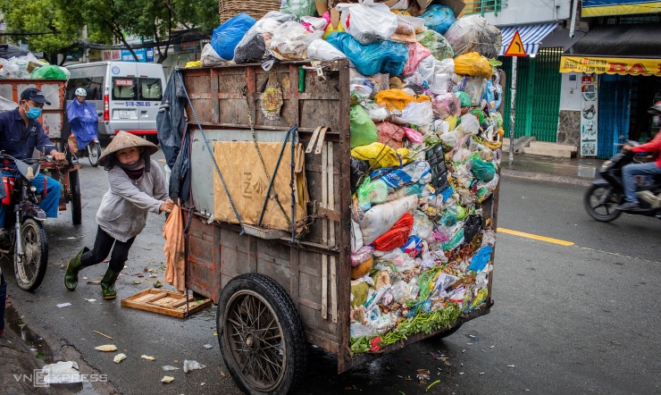 Một điểm tập kết rác thải dân lập ở khu vực quận Bình Thạnh cũ. Ảnh: Thành Nguyễn