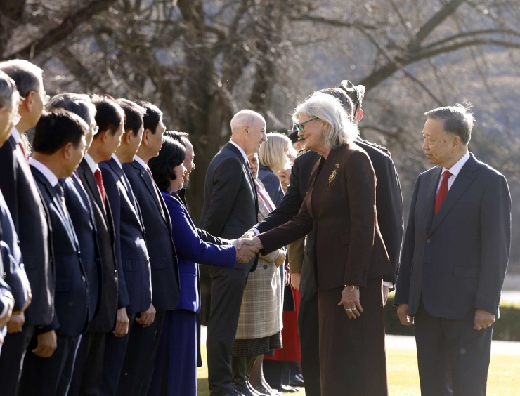 Tổng Bí thư, Chủ tịch nước Tô Lâm giới thiệu với Toàn quyền Australia Sam Mostyn thành viên đoàn cấp cao Việt Nam. Ảnh: TTXVN