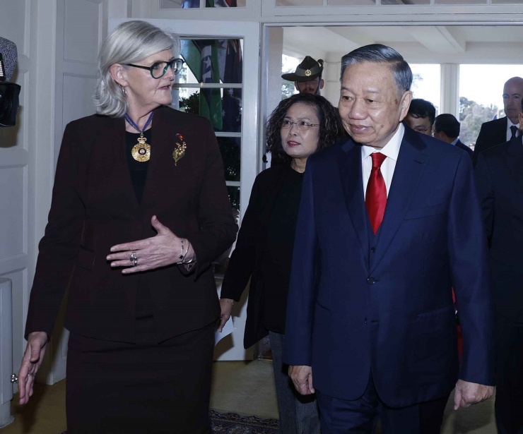 Tổng Bí thư, Chủ tịch nước Tô Lâm và Toàn quyền Australia Sam Mostyn tại lễ đón. Ảnh: TTXVN