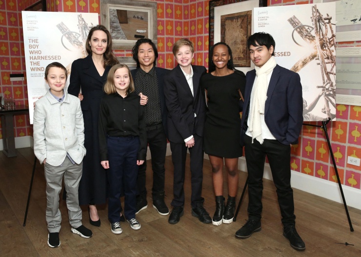 Angelina Jolie bên 6 người con. Ảnh: AFP