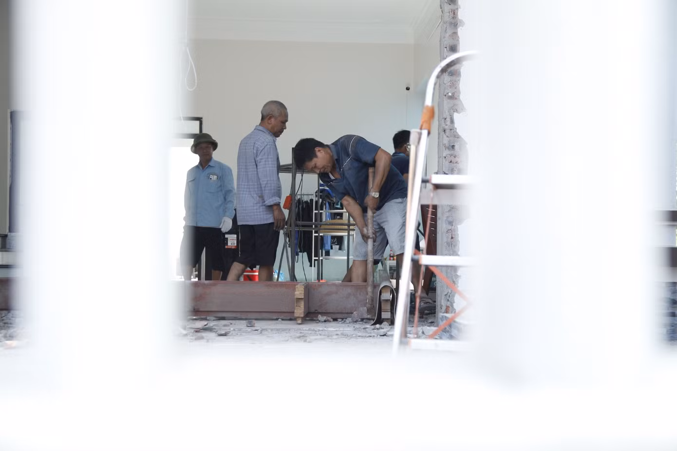 Việc tháo dỡ được người dân tiến hành khẩn trương để phục vụ dự án.