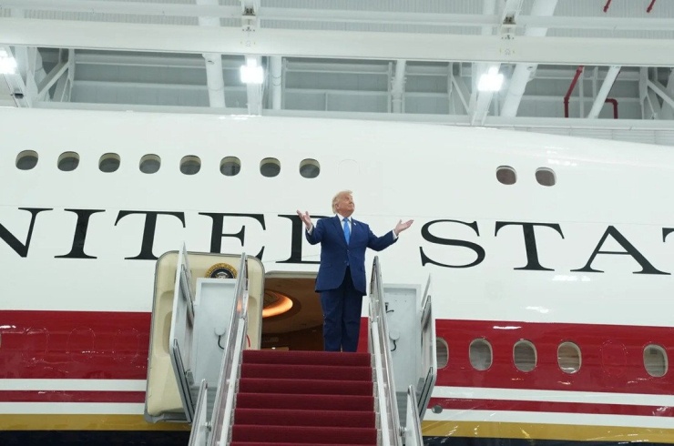 Tổng thống Mỹ Donald Trump trên chuyên cơ Không lực Một mới do Qatar tặng. Ảnh: NYT