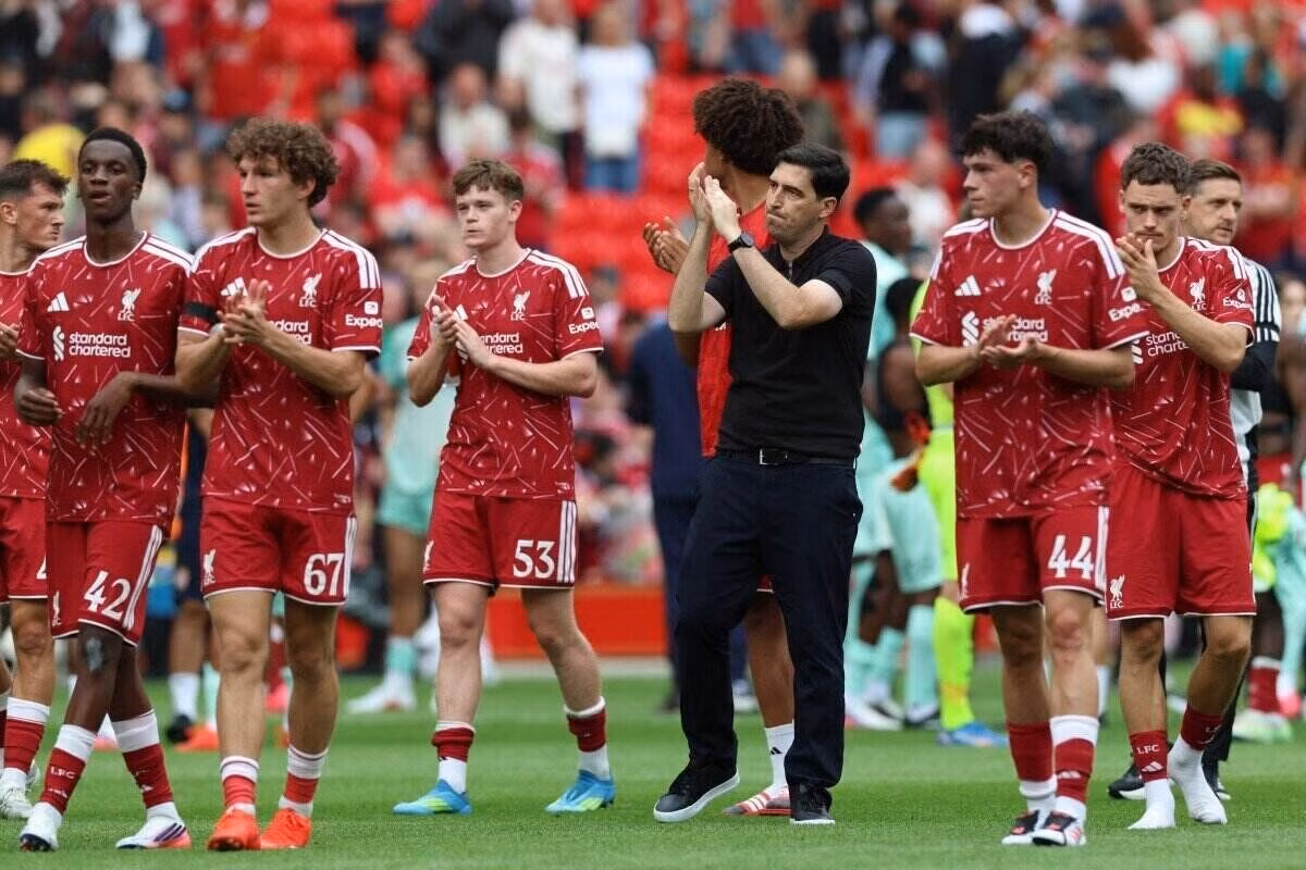 Nhà sáng lập Amazon lần đầu rót tiền vào bóng đá, khi cùng một nhóm nhà đầu tư mua cổ phần Liverpool.