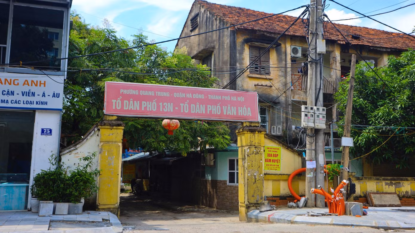 Sau hàng chục năm tồn tại giữa khu vực đô thị phát triển nhanh, những dãy nhà 3 tầng cũ kỹ vẫn là nơi sinh sống thường xuyên của hàng trăm người. Trong ảnh là lối vào khu tập thể từ đường Lê Hồng Phong.