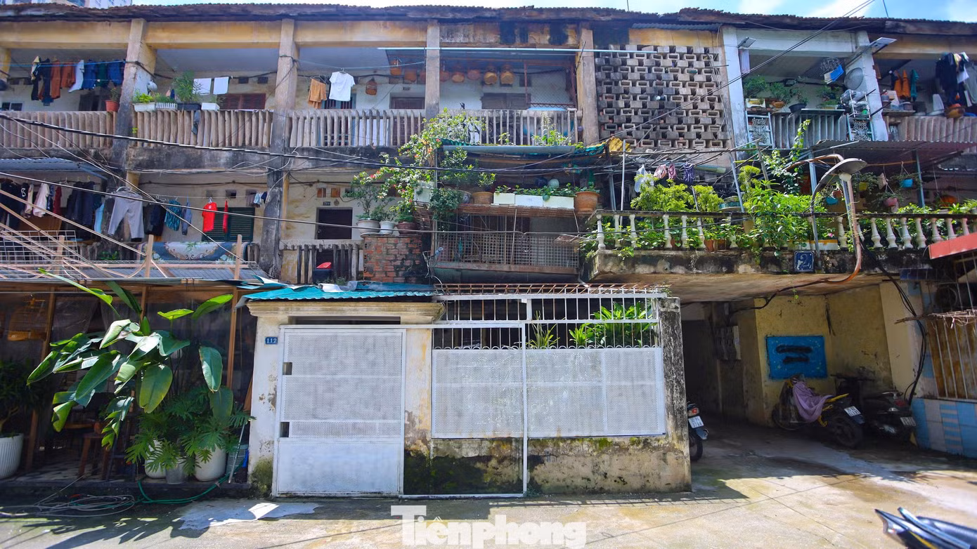 Dấu vết thời gian hiện rõ trên những dãy nhà cũ với tường bạc màu.