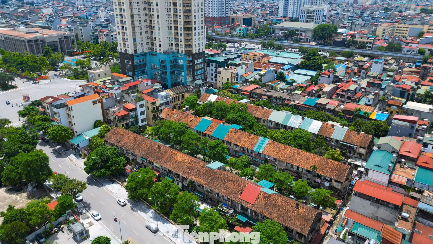 Nhìn từ trên cao, những dãy nhà 3 tầng mái ngói cũ nằm lọt giữa khu đô thị với nhiều công trình cao tầng bao quanh. Theo Sở Xây dựng Hà Nội, thành phố hiện có hơn 2.160 nhà chung cư cũ. Hà Nội đặt mục tiêu khởi công 9 dự án cải tạo chung cư cũ trong năm 2026, trong đó có khu tập thể 3 tầng trên đường Lê Hồng Phong, phường Hà Đông.