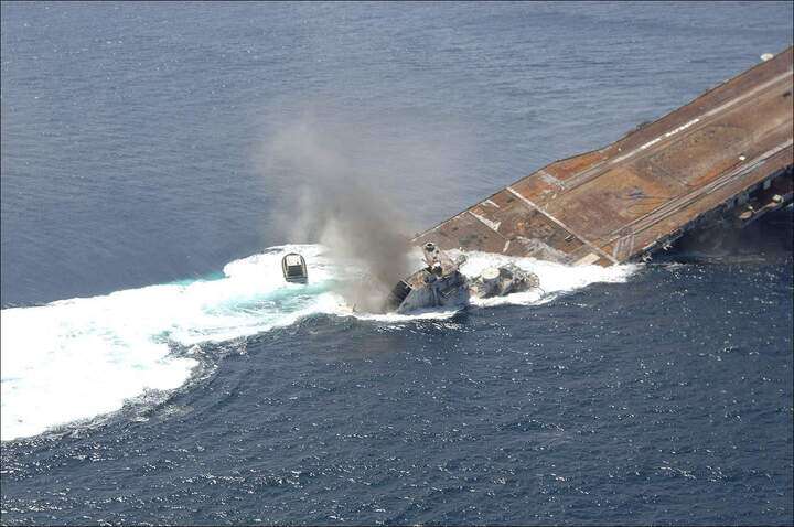 Tàu sân bay USS Oriskany bị đánh chìm. Ảnh Navy, Airline