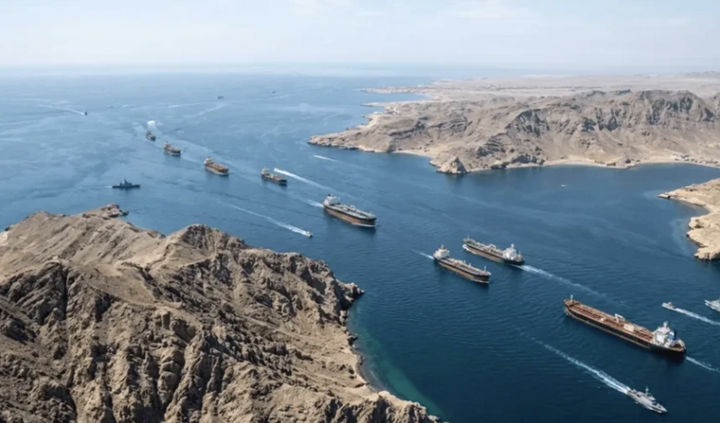 Tàu thuyền đi qua eo biển Hormuz. (Ảnh: Sana)