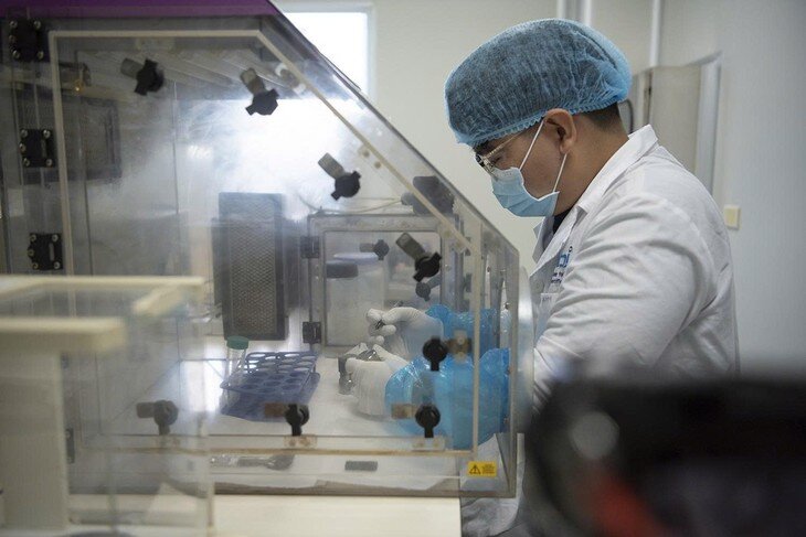 Nghiên cứu khoa học ở Trung tâm Giám định ADN, Viện Hàn lâm Khoa học và Công nghệ Việt Nam. Ảnh: Vân Nga